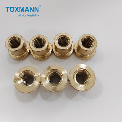 Γυρισμένος CNC Toxmann ορείχαλκος τόρνος που επεξεργάζεται τα μέρη για την πλαστική φόρμα στη μηχανή